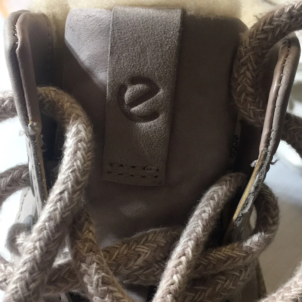 - Ecco womens tan suede/leather Sherpa lined bootie size 7-7 1/2.